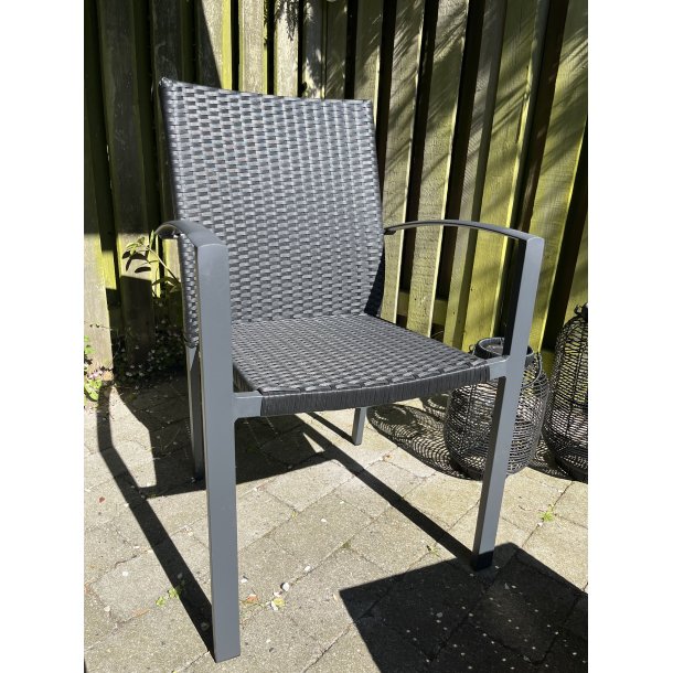 Lyxig staplingsstol i aluminium med UV-skyddad polyrotting. Gr inte snder i fltad. Modell: Nevada