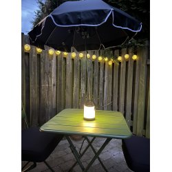 Solcelledrevet LED-lyskde med 20 lyskilder i sort plast.