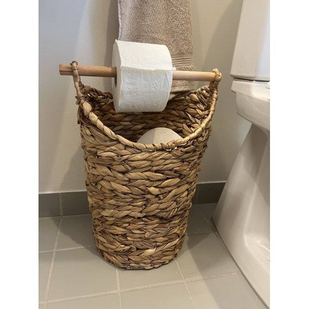 Charmerende og alsidig kurv med toiletrulleholder i akacietr og vandhyacint 