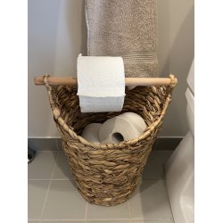 Charmerende og alsidig kurv med toiletrulleholder i akacietr og vandhyacint 