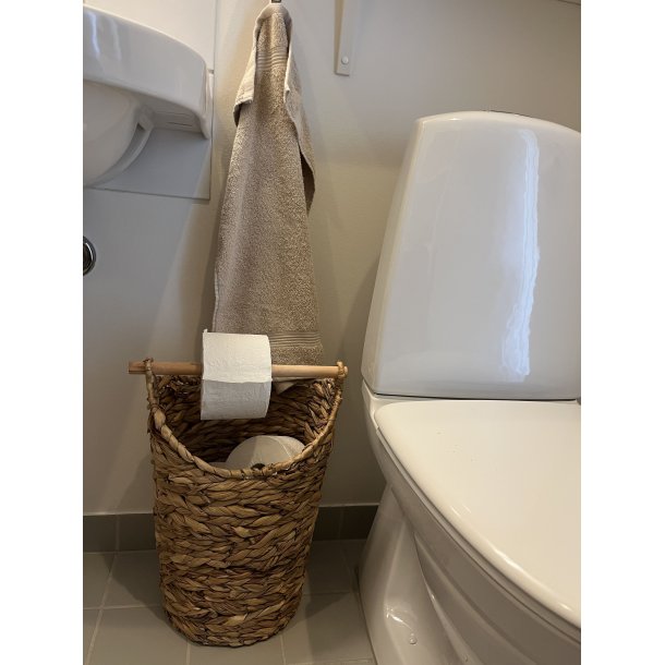 Charmerende og alsidig kurv med toiletrulleholder i akacietr� og vandhyacint 
