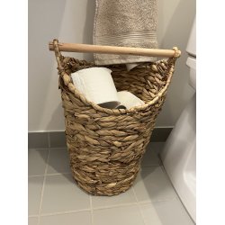 Charmerende og alsidig kurv med toiletrulleholder i akacietr og vandhyacint 