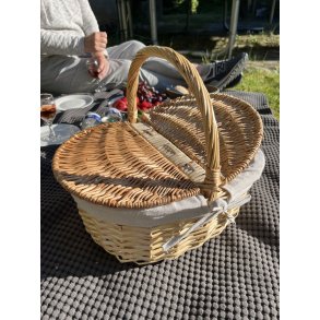 Oval picnickurv i narturligt pileflet - Perfekt til skovturen, stranden eller haven!