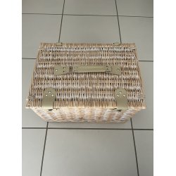 Stilfuld og robust picnickurv i pileflet med h�ndtag og b�restrop fuldt udstyret til 4 personer