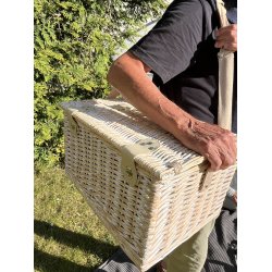 Stilfuld og robust picnickurv i pileflet med h�ndtag og b�restrop fuldt udstyret til 4 personer