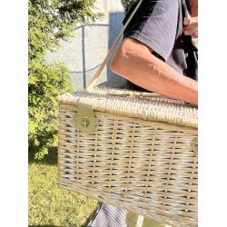 Stilfuld og robust picnickurv i pileflet med h�ndtag og b�restrop fuldt udstyret til 4 personer