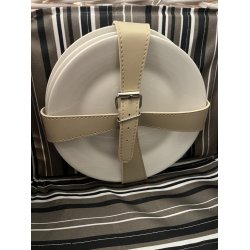 Stilfuld og robust picnickurv i pileflet med h�ndtag og b�restrop fuldt udstyret til 4 personer