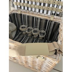 Stilfuld og robust picnickurv i pileflet med h�ndtag og b�restrop fuldt udstyret til 4 personer