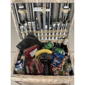 Stilfuld og robust picnickurv i pileflet med hndtag og brestrop fuldt udstyret til 4 personer