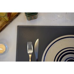 Dkkeserviet i firkantet design - Fremstillet i PU Lder - ikke foldbar - 30x45 cm - vlg farve