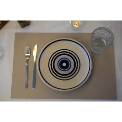 Dkkeserviet i firkantet design - Fremstillet i PU Lder - ikke foldbar - 30x45 cm - vlg farve