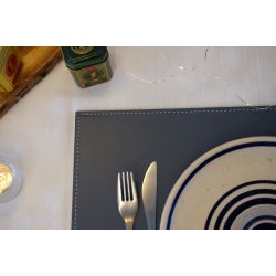 Dkkeserviet i firkantet design - Fremstillet i PU Lder - ikke foldbar - 30x45 cm - vlg farve