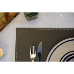 Dkkeserviet i firkantet design - Fremstillet i PU Lder - ikke foldbar - 30x45 cm - vlg farve