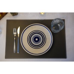 Dkkeserviet i firkantet design - Fremstillet i PU Lder - ikke foldbar - 30x45 cm - vlg farve