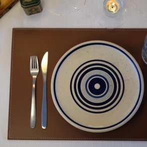 Dkkeserviet i firkantet design - Fremstillet i PU Lder - ikke foldbar - 30x45 cm - vlg farve