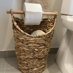 Charmerende og alsidig kurv med toiletrulleholder i akacietr og vandhyacint 