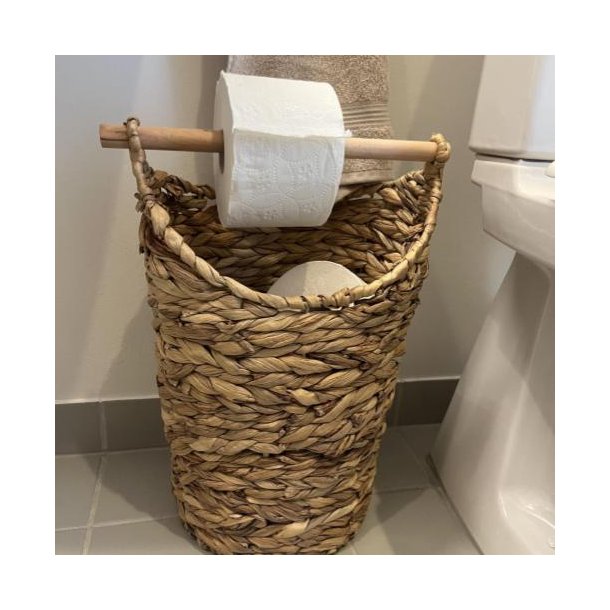 Charmerende og alsidig kurv med toiletrulleholder i akacietr og vandhyacint 