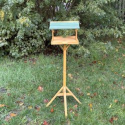 Yndigt fuglefoderhus i tr med overdkning og egen fod H110xB32xD29 cm