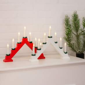 Trappestage i malet tr i farverne rd og hvid