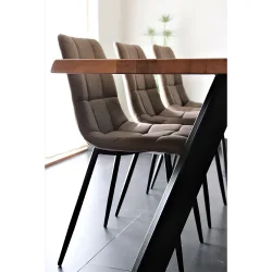 Stilren och bekv�m matstol med svarta metallben � Modell: Middelfart matstol � V�lj f�rg och material p� sitsen