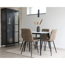 Stilren och bekv�m matstol med svarta metallben � Modell: Middelfart matstol � V�lj f�rg och material p� sitsen