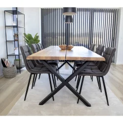 Stilren och bekv�m matstol med svarta metallben � Modell: Middelfart matstol � V�lj f�rg och material p� sitsen