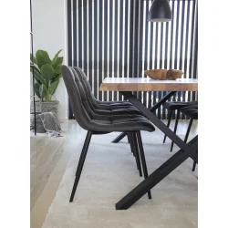 Stilren och bekv�m matstol med svarta metallben � Modell: Middelfart matstol � V�lj f�rg och material p� sitsen
