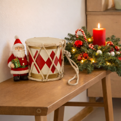 Festlig tromme i malet tr� og �gte skin - b�de dekorativ og spilbar! Flere st�rrelser!