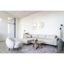 Hyggelig lnestol i hvidt kunstigt lammeskind med brune ben - Model: Savona