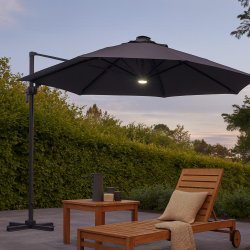 Hngeparasol med lys som lades op af solceller. Vandtt rund : 3.5 m. Farve: antracit Model: Torben