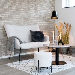 Mysig vit soffa i konstgjort lammskinn med svarta ben - Modell: Glasgow - 2 personer