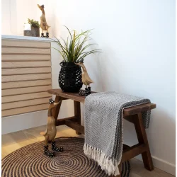 Naturfarvet bnk i teaktr til indendrs og udendrs brug, 90x25xH:45 cm - Model: Lina