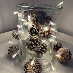 Lyskde med sm gte  grankogler. med timer 6/18. Lyskden bestr af 30 LED lys 