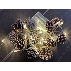 Lyskde med sm gte  grankogler. med timer 6/18. Lyskden bestr af 30 LED lys 