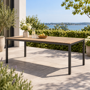Familjebord med tunna lameller i aluminium och teak. F�r 6-8 personer