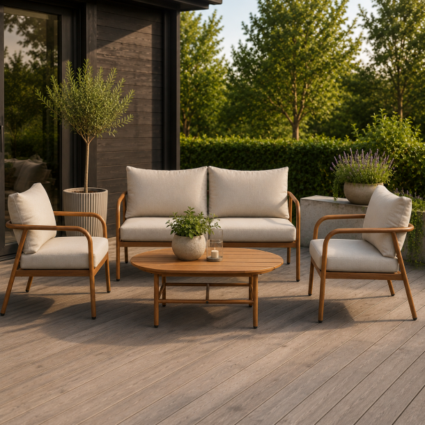 Eksklusivt lounges�t med 4 dele i vedligeholdelsesfrit aluminium - Elegant teaklook bord, 2 komfortable l�nestole og sofa med bl�de All-weather hynder - Beige