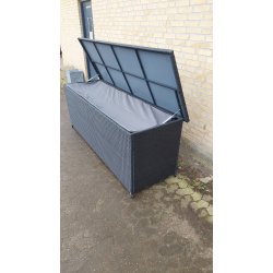 100% vandtt Louise hyndeboks til solvognshynder i UV-beskyttet polyrattan med hjul. Vlg farve!