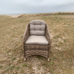 Vedligeholdelsesfrit havembelst med t Sofia Havebord og 4xSofia Havestole inkl. all-weater hynde