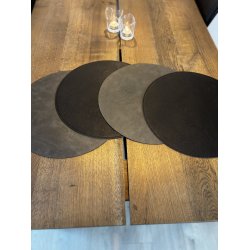 Rund dkkeserviet i PU Lder. D38 cm. Med farve p begge sidder. Vlg farve.