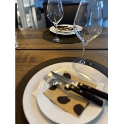 Rund dkkeserviet i PU Lder. D38 cm. Med farve p begge sidder. Vlg farve.