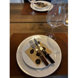 Sort/oliven dkkeserviet. 30x45 cm. Som kan vendes og bruges p begge sider med forskellige farver.