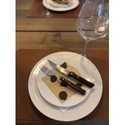 Sort/oliven dkkeserviet. 30x45 cm. Som kan vendes og bruges p begge sider med forskellige farver.