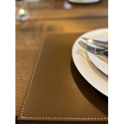 Dkkeserviet i klassisk rektangulr design - Fremstillet i PU hard lder - 30x45 cm - vlg farve