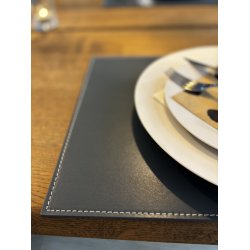 Dkkeserviet i klassisk rektangulr design - Fremstillet i PU hard lder - 30x45 cm - vlg farve