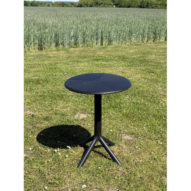 Cafebord i sort i UV-beskyttet plast. STR. � 60 cm. MODERNE CAFEBORD PERFEKT TIL ALTANEN!!