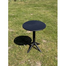 Cafebord i sort i UV-beskyttet plast. STR. � 60 cm. MODERNE CAFEBORD PERFEKT TIL ALTANEN!!