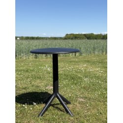 Cafebord i sort i UV-beskyttet plast. STR. � 60 cm. MODERNE CAFEBORD PERFEKT TIL ALTANEN!!