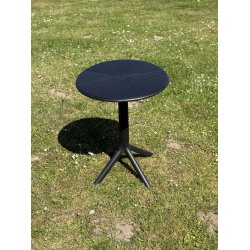 Cafebord i sort i UV-beskyttet plast. STR. � 60 cm. MODERNE CAFEBORD PERFEKT TIL ALTANEN!!