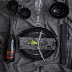 Ribbet dkkeserviet i bambustr med unikt design - Model: Kiara