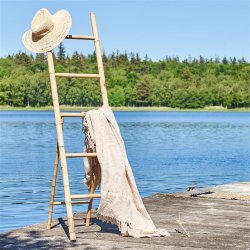 Vacker dekorationsstege med fllbara ben i bambutr - Modell: Tage